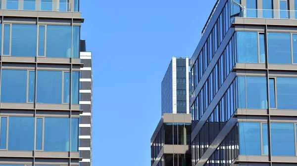 Pohled Kancelářskou Budovu Skleněnou Stěnou Pod Modrou Oblohou Podrobnosti Architektuře — Stock fotografie