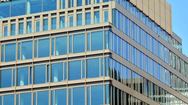 Vista Del Edificio Oficinas Con Pared Cristal Bajo Cielo Azul —  Fotos de Stock