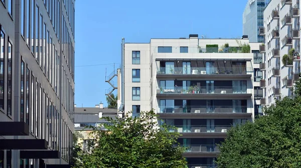 Immeuble Bureaux Verre Moderne Avec Feuilles Vertes Bâtiment Écologique Plantes — Photo