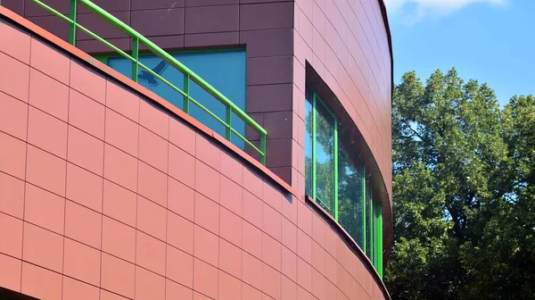 緑の葉を持つモダンなガラスオフィスビル 都市のコンセプトのエコビルディングと緑の植物 — ストック写真