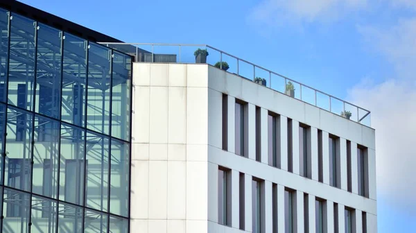 Moderno Edificio Oficinas Con Paredes Blancas Cielo Azul — Foto de Stock