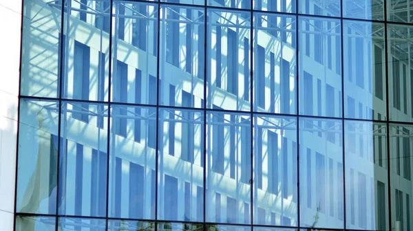 Krásné Pozadí Skleněné Kancelářské Budovy Odrážející Modré Nebe Oknech — Stock fotografie