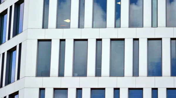 Moderní Kancelářská Budova Bílými Zdmi Modré Obloze — Stock fotografie