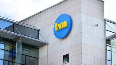 Varşova, Polonya. 18 Ağustos 2021. TVN 'i imzala. Şirket tabelası TVN. Televizyon kanalı tabelası. TV istasyonu binasının ön cephesinde sembol.