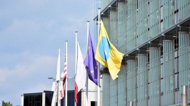 Varşova, Polonya. 18 Ağustos 2021. Şirket tabelası TVN. Özel televizyon kanalı TVN 'in genel merkezi. TVN 'nin sahibi Amerikan Discovery Communications grubu.