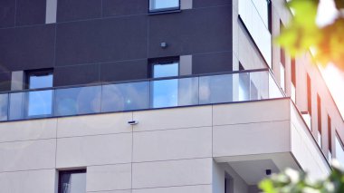 Çevre mimarisi. Yeşil ağaç ve apartman. Doğanın ve modernliğin ahengi.