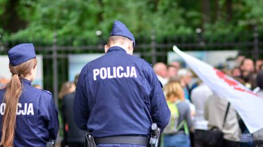 Varşova, Polonya. 18 Ağustos 2021. Polonya Polis Departmanı şehir sokaklarında gösteri yapıyor.  