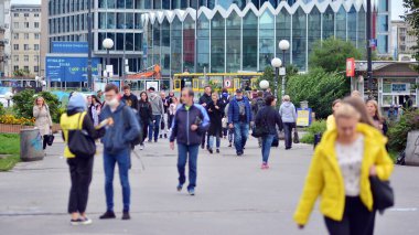 Varşova, Polandd. 24 Ağustos 2021. Dünyanın dört bir yanından gelen turistler ve banliyö sakinleriyle dolu bir kaldırım..