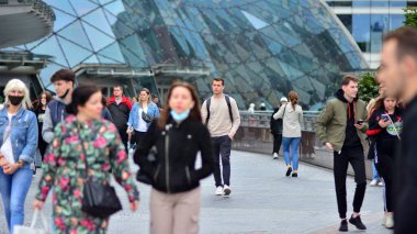 Varşova, Polandd. 24 Ağustos 2021. Dünyanın dört bir yanından gelen turistler ve banliyö sakinleriyle dolu bir kaldırım..