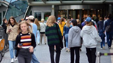 Varşova, Polandd. 24 Ağustos 2021. Dünyanın dört bir yanından gelen turistler ve banliyö sakinleriyle dolu bir kaldırım..