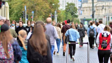 Varşova, Polandd. 24 Ağustos 2021. Dünyanın dört bir yanından gelen turistler ve banliyö sakinleriyle dolu bir kaldırım..