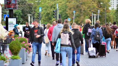 Varşova, Polandd. 24 Ağustos 2021. Dünyanın dört bir yanından gelen turistler ve banliyö sakinleriyle dolu bir kaldırım..