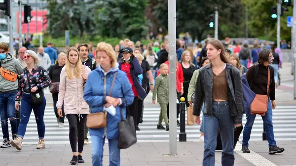 Warsaw Polandd August 2021 Crowded Sidewalk Commuters Tourists All World — Stock Photo, Image