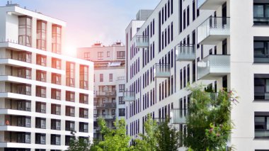 Çevre mimarisi. Yeşil ağaç ve yeni apartman. Doğanın ve modernliğin ahengi.