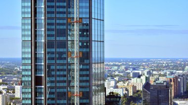 Varşova, Polonya. 5 Eylül 2021. Varşova şehrinin havadan görünüşü, Kültür ve Bilim Sarayı 'nın 30. katındaki tarrace manzarasından. Varso Kulesi yapımı.