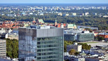 Varşova, Polonya. 5 Eylül 2021. Varşova şehrinin havadan görünüşü, Kültür ve Bilim Sarayı 'nın 30. katında yer alan taraçaya bakıyor.. 