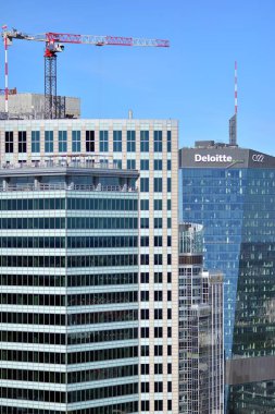 Varşova, Polonya. 5 Eylül 2021. Varşova şehrinin havadan görünüşü, Kültür ve Bilim Sarayı 'nın 30. katında yer alan taraçaya bakıyor.. 