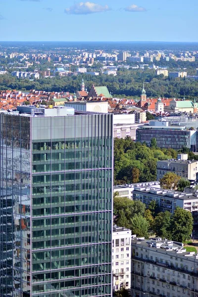 ポーランドのワルシャワ 2021年9月5日 文化科学宮殿の30階に位置する展望台からワルシャワ市内の空中都市 — ストック写真