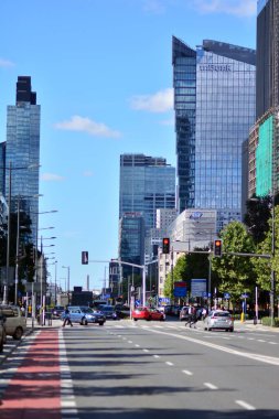 Varşova, Polonya. 5 Eylül 2021. Varşova 'da şehir merkezi trafiği.
