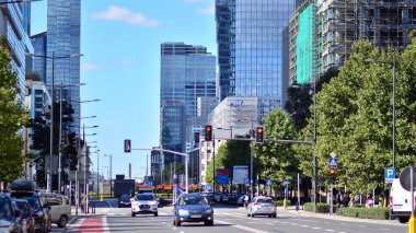 Varşova, Polonya. 5 Eylül 2021. Varşova 'da şehir merkezi trafiği.