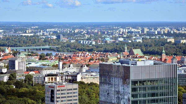 ポーランドのワルシャワ 2021年9月5日 文化科学宮殿の30階に位置する展望台からワルシャワ市内の空中都市 — ストック写真