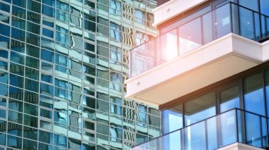 Şehir merkezinde simetrik modern mimarisi olan apartman ve apartman..