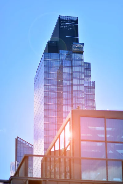 Textura Fachada Edifício Escritório Espelhado Vidro Fragmento Fachada Vista Inferior — Fotografia de Stock