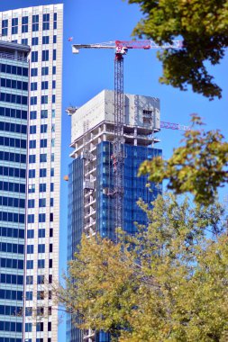 Yüksek binalar yapım aşamasında. Modern ofis binası. Gün doğumu.