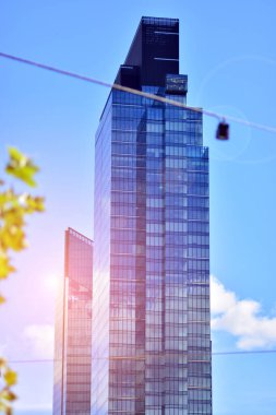 Yüksek binalar yapım aşamasında. Modern ofis binası. Gün doğumu.