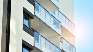Güneşli bir günde modern apartman binası. Mimari detaylar ve modern bir apartmanın dış görünüşü.