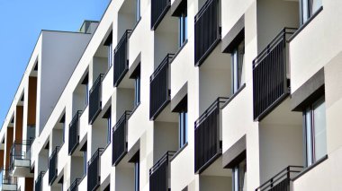 Güneşli bir günde modern apartman binası. Mimari detaylar ve modern bir apartmanın dış görünüşü.