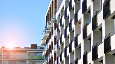 Güneşli bir günde modern apartman binası. Mimari detaylar ve modern bir apartmanın dış görünüşü.