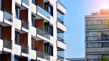 Güneşli bir günde modern apartman binası. Mimari detaylar ve modern bir apartmanın dış görünüşü.