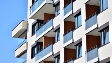 Güneşli bir günde modern apartman binası. Mimari detaylar ve modern bir apartmanın dış görünüşü.