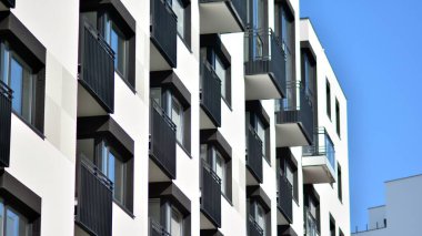 Güneşli bir günde modern apartman binası. Mimari detaylar ve modern bir apartmanın dış görünüşü.