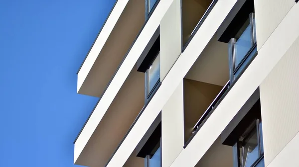 晴れた日に現代的なアパートの建物 近代的なアパートの建築の詳細とファサード — ストック写真