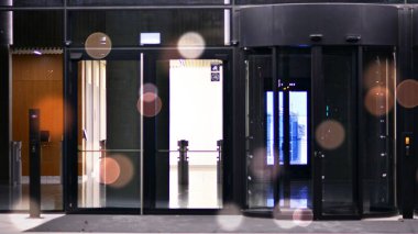 Metal ve cam duvar malzemelerinin karışımı. Yüksek teknoloji minimalist ofis binası. Geceleyin çağdaş iş mimarisi soyut bir parça. Bokeh gece parlaması