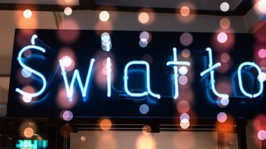 Parlak bir neon tabela parçası, yakın plan, soyut arkaplan. Ufukta kızıl güneş, Bokeh güneş patlaması