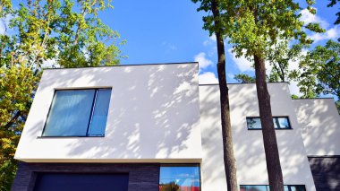 Tek aile evlerinin banliyö mahallesi. Tek kişilik aile evi inşaatı. Modern tasarlanmış tek aile evi yapım aşamasında.