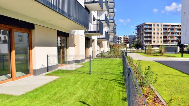 Yeşil çimleri ve rahatlayacağı bir yeri olan modern bir yerleşim yerinin bahçesi. Ev bahçesi.