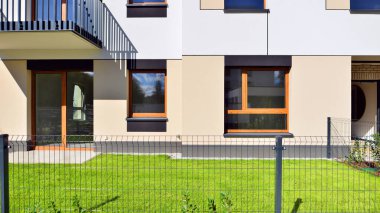 Yeşil çimleri ve rahatlayacağı bir yeri olan modern bir yerleşim yerinin bahçesi. Ev bahçesi.