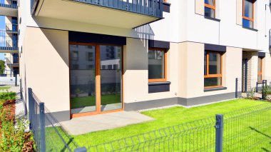 Yeşil çimleri ve rahatlayacağı bir yeri olan modern bir yerleşim yerinin bahçesi. Ev bahçesi.