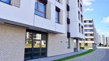 Yeni ticari binaların panoramik pencereleri. Ticari mülkiyet kira için geliştirme standardı. Modern konut.