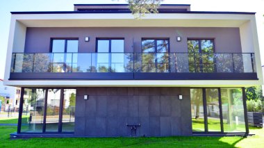 Yeni bir gelişme bölgesinde yeni bekar aile evleri. Modern görünüşlü konutlar. Yeni geliştirilmiş konutlarda teraslı aile evleri. Banliyödeki emlak piyasası.. 