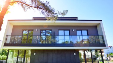 Yeni bir gelişme bölgesinde yeni bekar aile evleri. Modern görünüşlü konutlar. Yeni geliştirilmiş konutlarda teraslı aile evleri. Banliyödeki emlak piyasası.. 