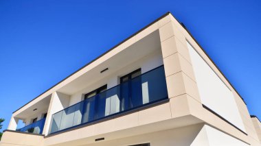 Yeni bir gelişme bölgesinde yeni bekar aile evleri. Modern görünüşlü konutlar. Yeni geliştirilmiş konutlarda teraslı aile evleri. Banliyödeki emlak piyasası.. 