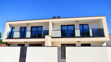 Yeni bir gelişme bölgesinde yeni bekar aile evleri. Modern görünüşlü konutlar. Yeni geliştirilmiş konutlarda teraslı aile evleri. Banliyödeki emlak piyasası.. 