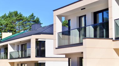 Yeni bir gelişme bölgesinde yeni bekar aile evleri. Modern görünüşlü konutlar. Yeni geliştirilmiş konutlarda teraslı aile evleri. Banliyödeki emlak piyasası.. 