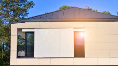 Yeni bir gelişme bölgesinde yeni bekar aile evleri. Modern görünüşlü konutlar. Yeni geliştirilmiş konutlarda teraslı aile evleri. Banliyödeki emlak piyasası.. 