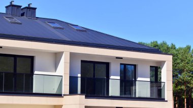 Yeni bir gelişme bölgesinde yeni bekar aile evleri. Modern görünüşlü konutlar. Yeni geliştirilmiş konutlarda teraslı aile evleri. Banliyödeki emlak piyasası.. 